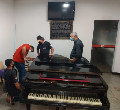 Legislativo doa piano para Secretaria de Cultura