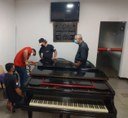 Legislativo doa piano para Secretaria de Cultura
