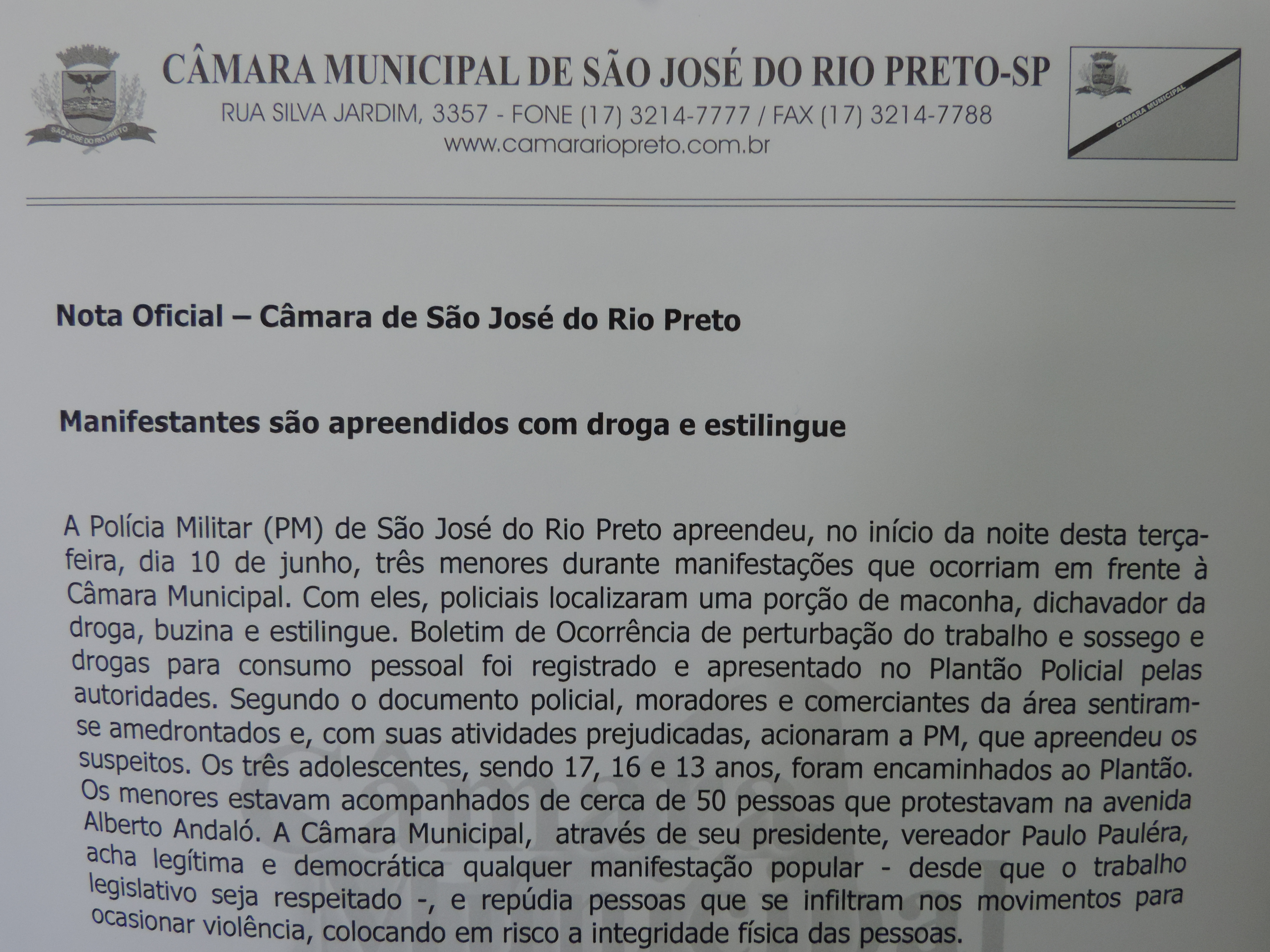 Manifestantes são apreendidos com droga e estilingue