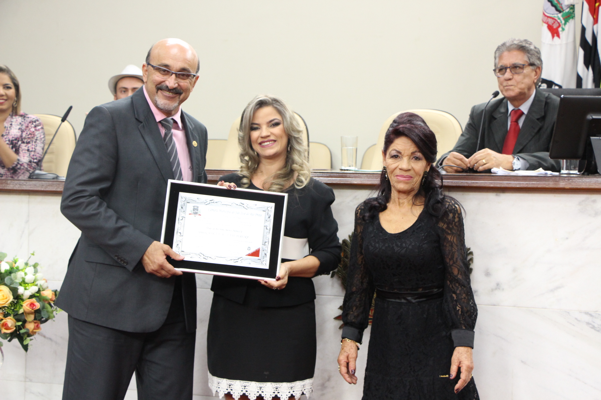 Marina Pereira recebe homenagem por 15 anos de sua Revista