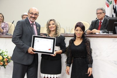Marina Pereira recebe homenagem por 15 anos de sua Revista