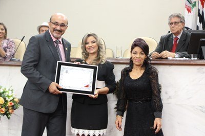 Marina Pereira recebe homenagem por 15 anos de sua Revista