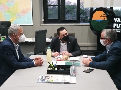 Pedro Roberto e Renato Pupo estiveram com o secretário de Desenvolvimento Regional do Estado de São Paulo, Marco Vinholi Parlamento Regional é oficializado pelo governo do Estado