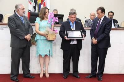 Pastor recebe Medalha do Brasão e Diploma da Ordem