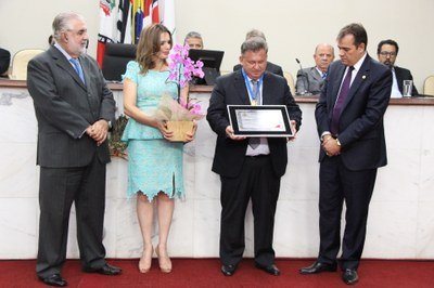 Pastor recebe Medalha do Brasão e Diploma da Ordem