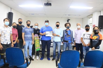 Patinadores e skatistas participam de reunião sobre projeto