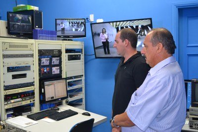 Pauléra e diretores conhecem TV Câmara de Bauru 