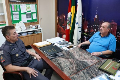 Pauléra recebe a visita do tenente-coronel Lessa