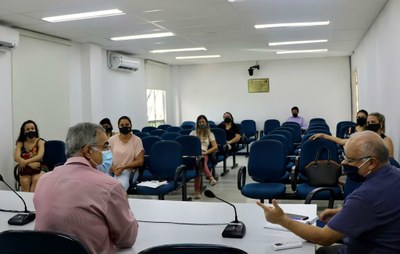 Pedro Roberto promove reunião com profissionais da educação que não foram convocados pela Prefeitura