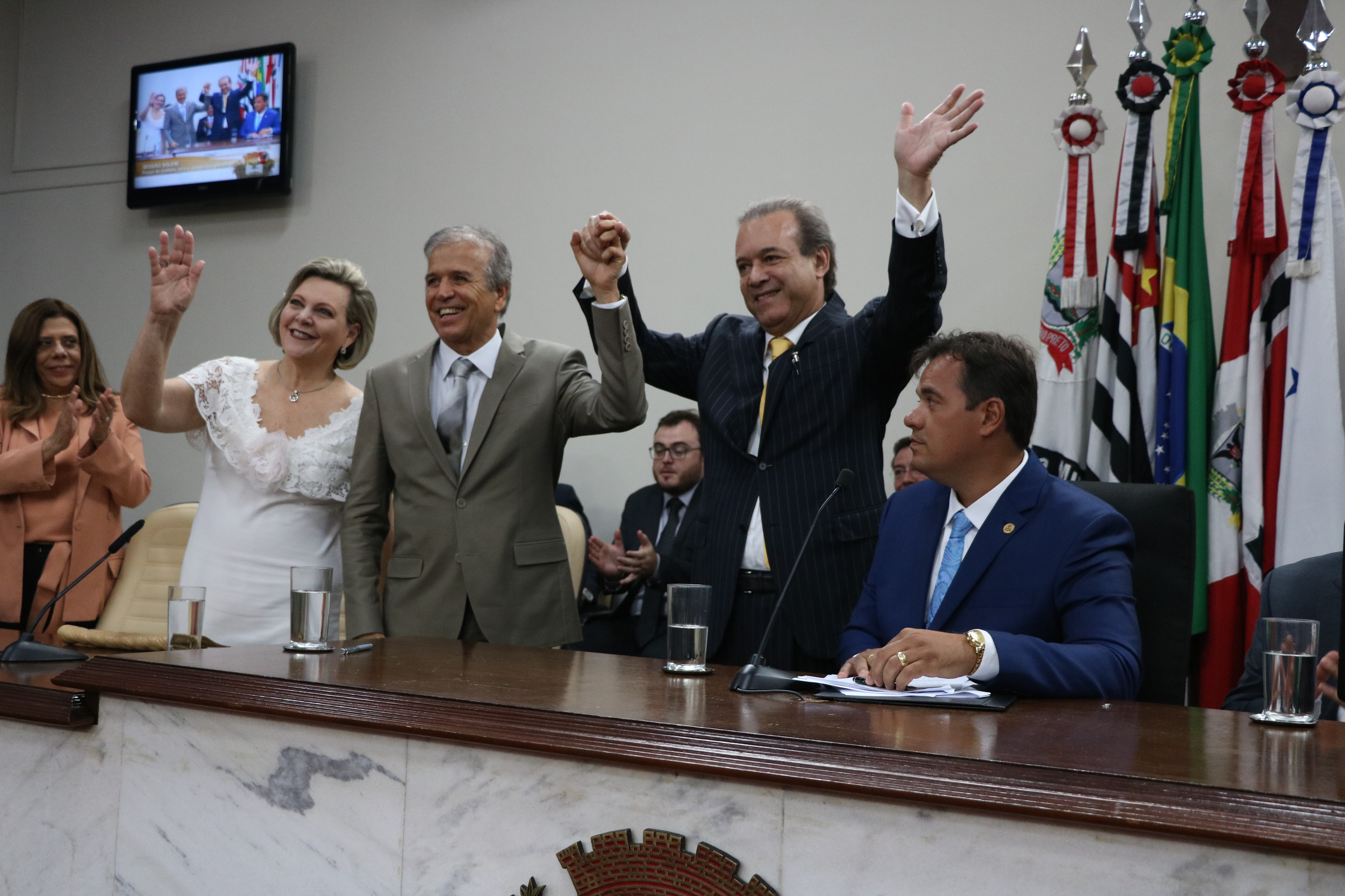 Prefeito e vereadores tomam posse dos cargos