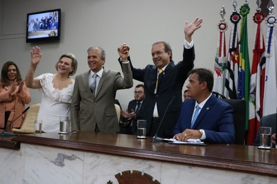 Prefeito e vereadores tomam posse dos cargos