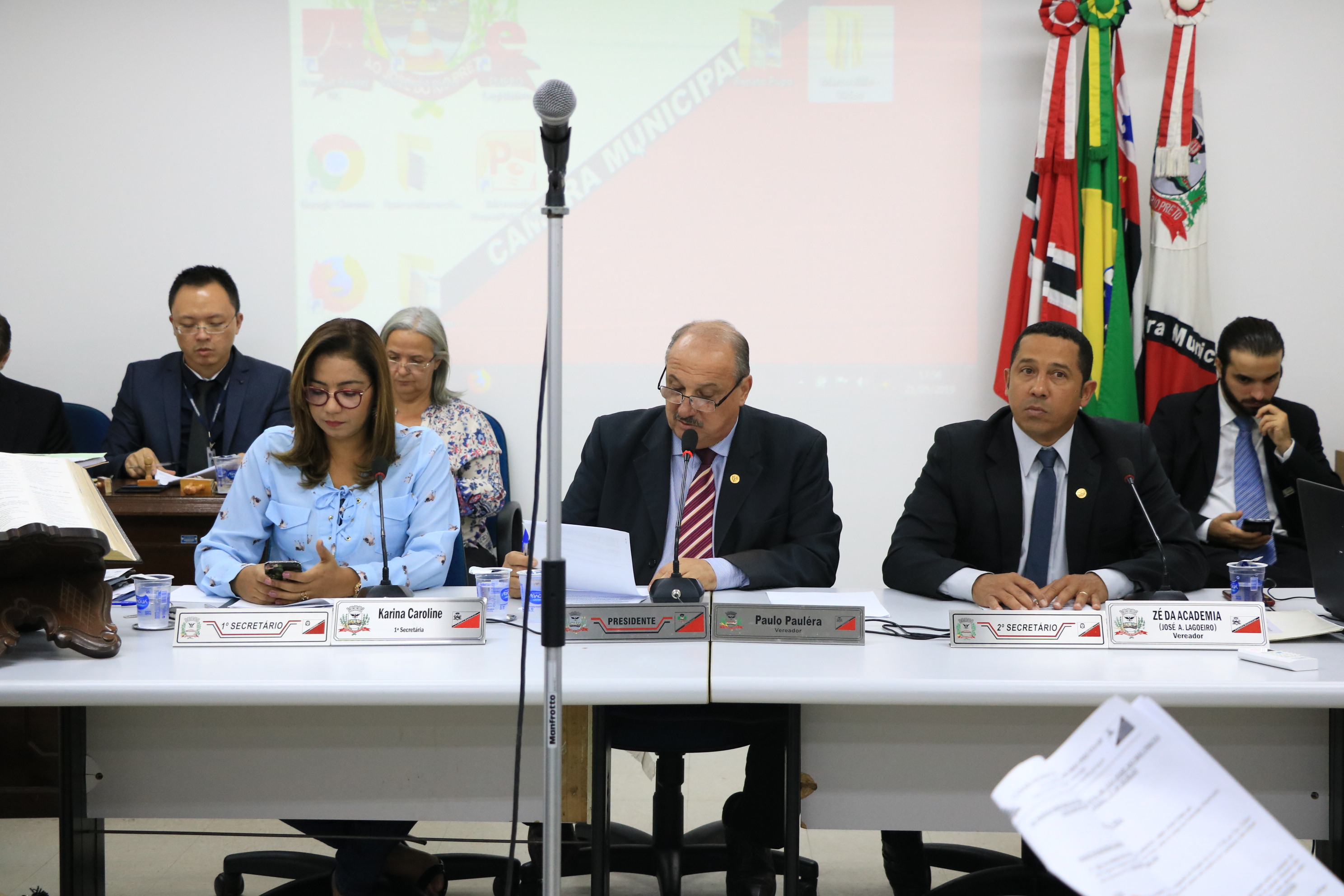 Projeto aumenta multa para quem fumar em repartição pública
