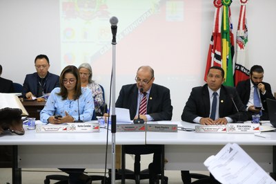 Projeto aumenta multa para quem fumar em repartição pública