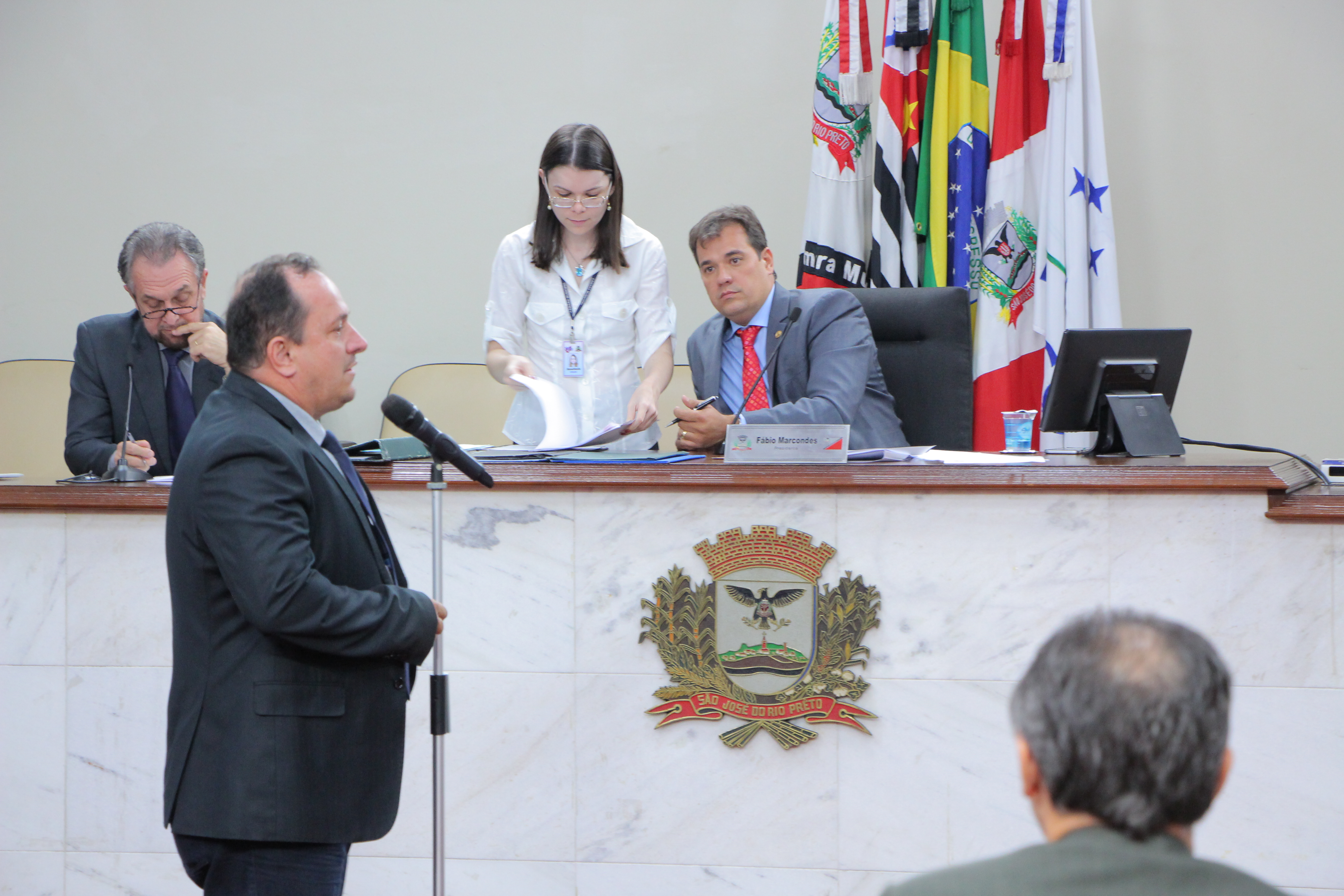 Projeto que proíbe secretário de acumular cargo é aprovado