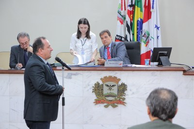 Projeto que proíbe secretário de acumular cargo é aprovado