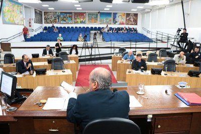 Projeto que proíbe veículos pesados no centro de Schmitt é aprovado em primeiro turno