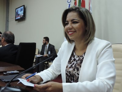 Vereadora sugere inclusão de temas transversais na rede municipal