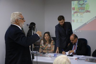 Os cargos criados na estrutura administrativa do município serão direcionados para as áreas da Saúde, Educação, Obras e Comunicação, por exemplo. Quatro projetos em certidão de urgência são aprovados durante sessão ordinária