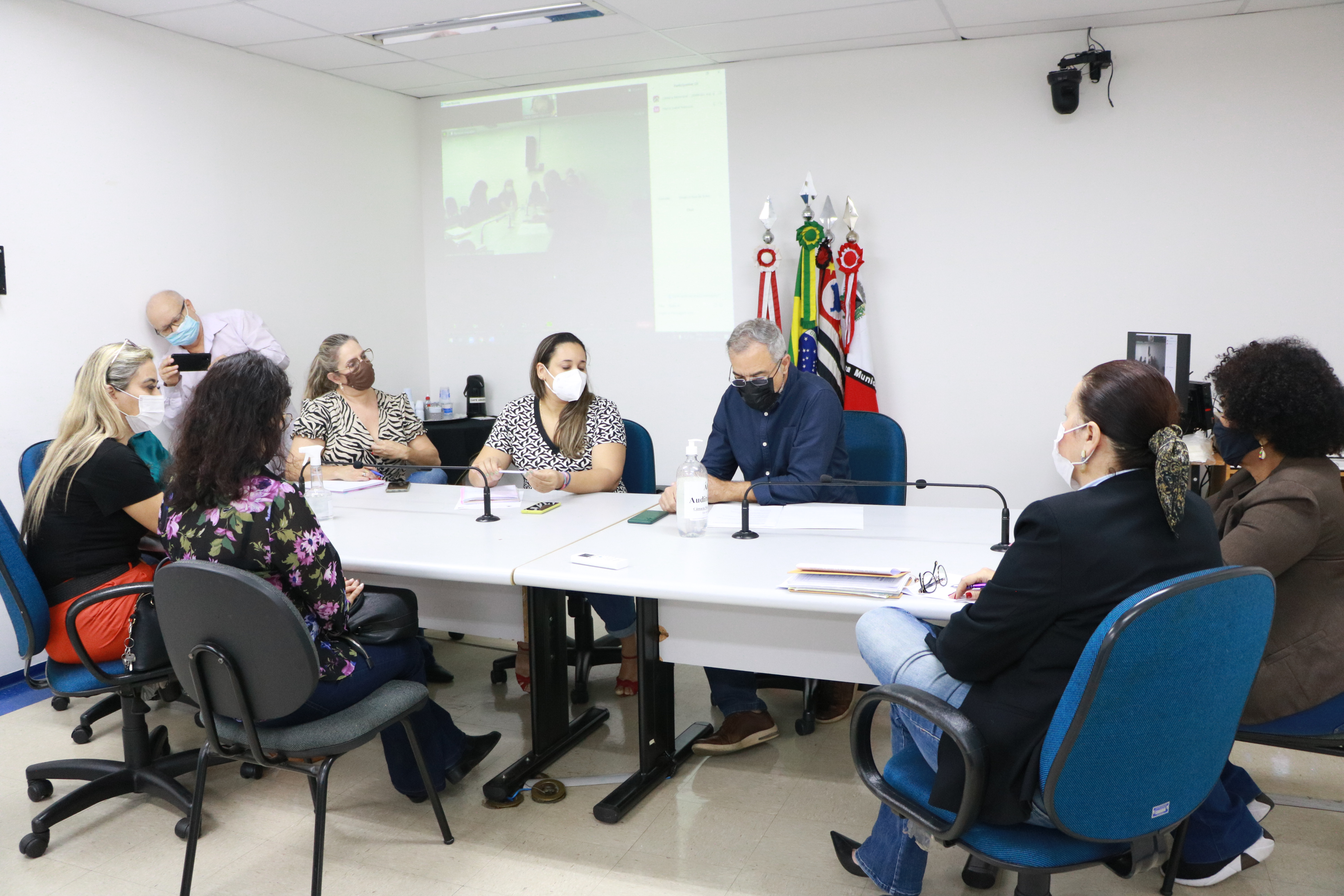 Reunião debate atenção às famílias em vulnerabilidade