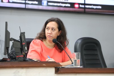 Secretária de Educação participa de audiência pública