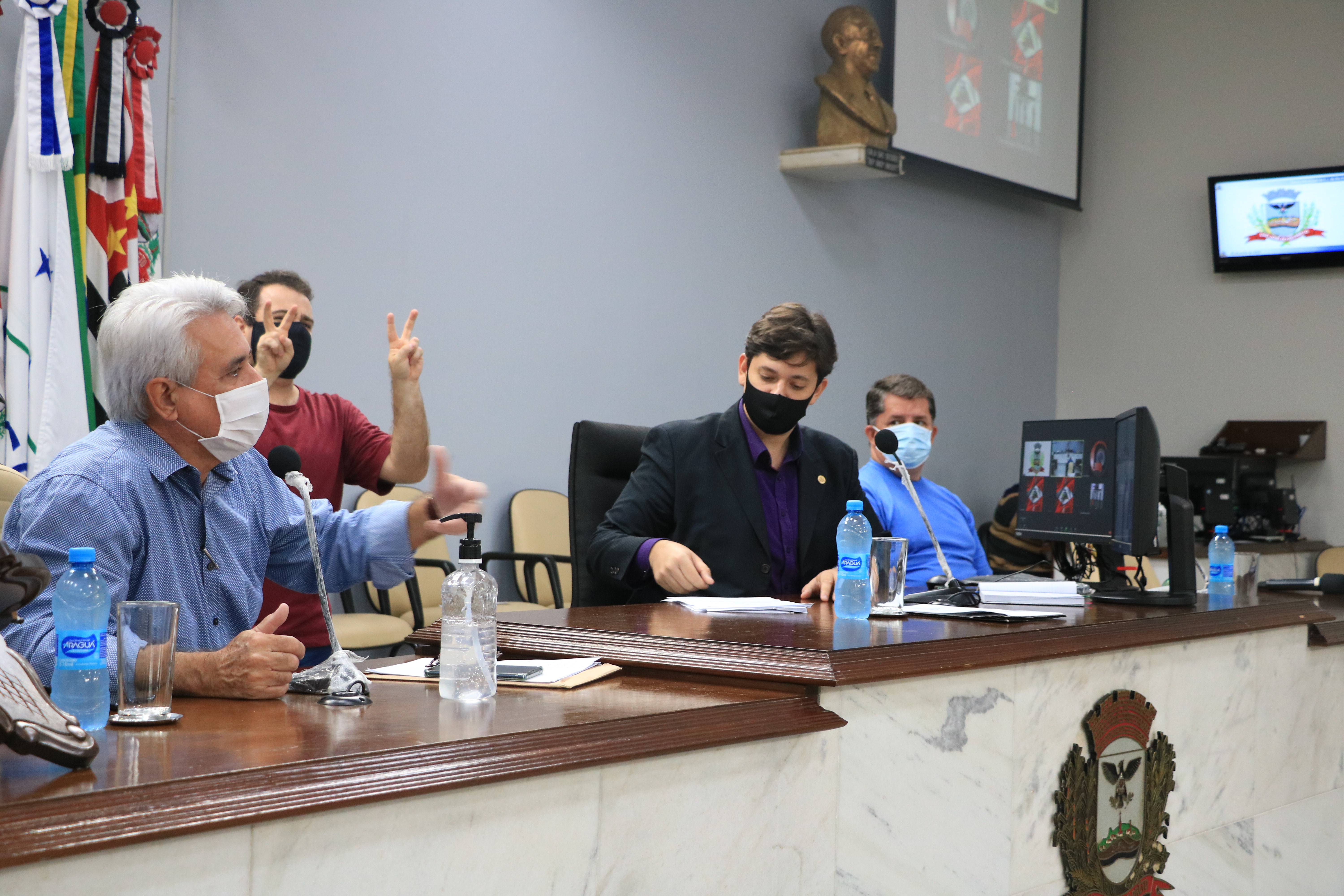 Secretário presta esclarecimentos sobre fim do contrato de transporte
