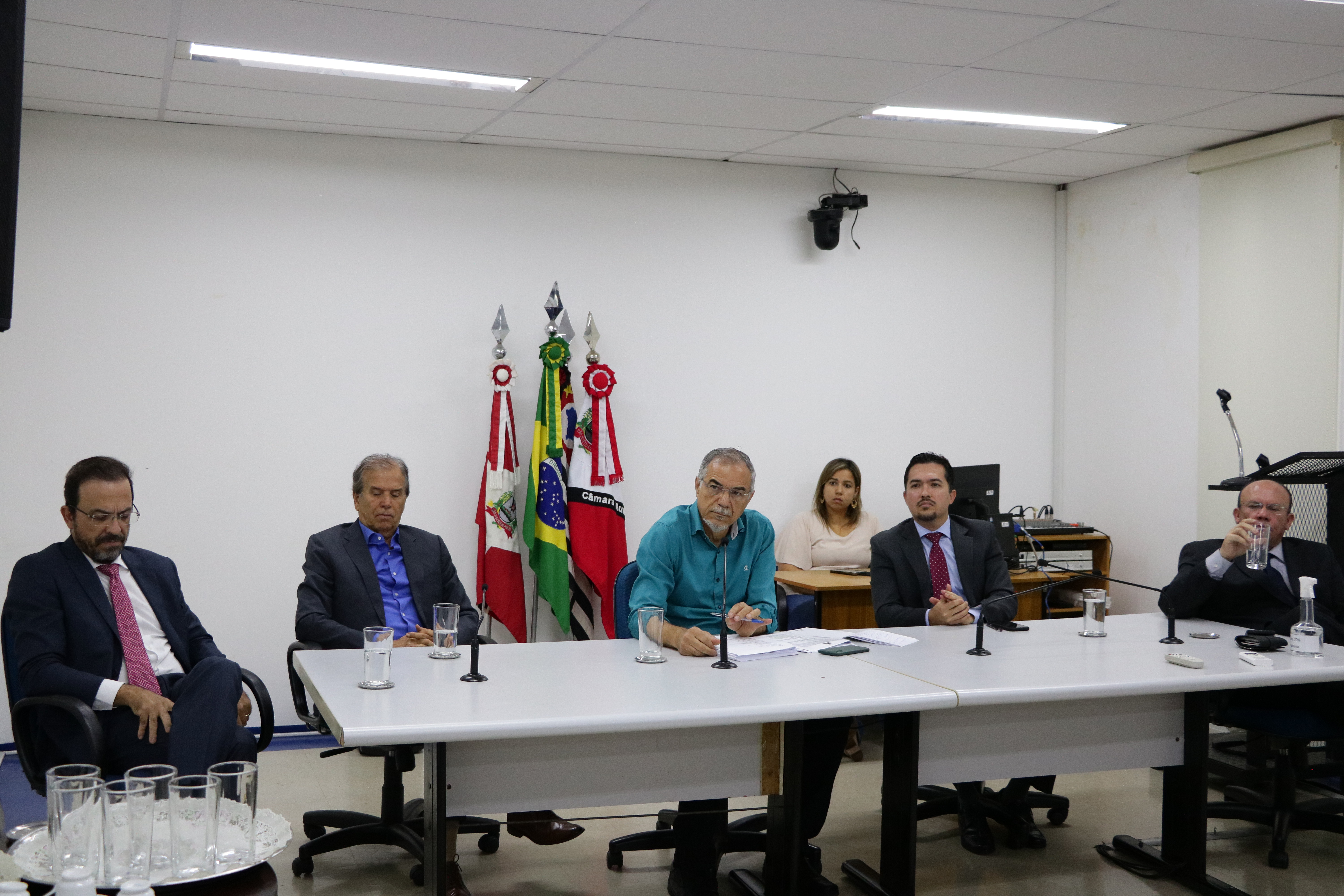 Poderes se reúnem para discutir emendas para população de rua