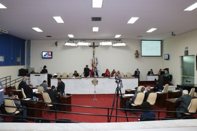 Um veto, cinco projetos e três urgências entram na pauta desta terça-feira