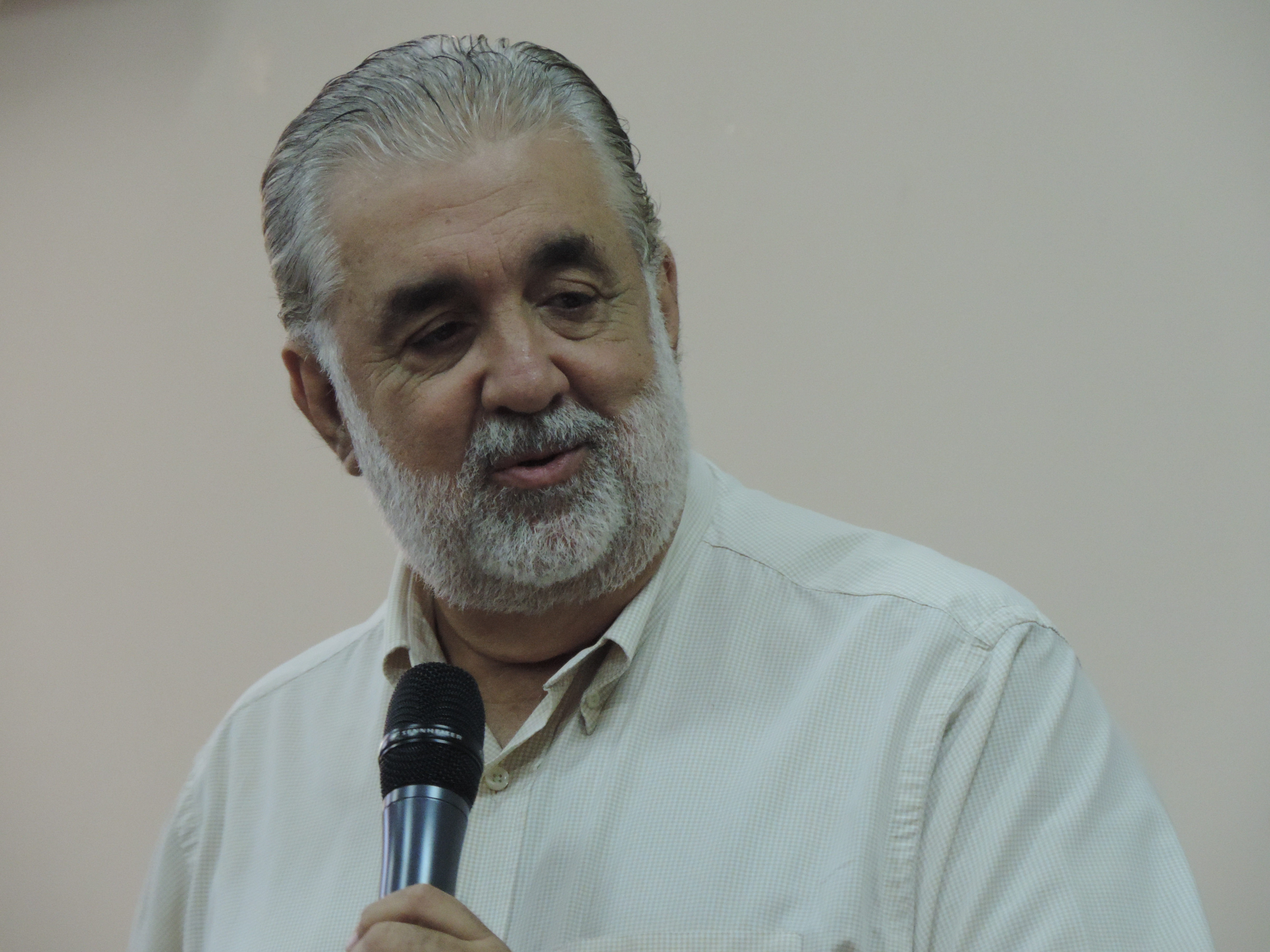 Valdomiro quer multa para quem jogar lixo no chão