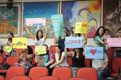 Valdomiro sanciona lei que garante doulas em hospitais de Rio Preto