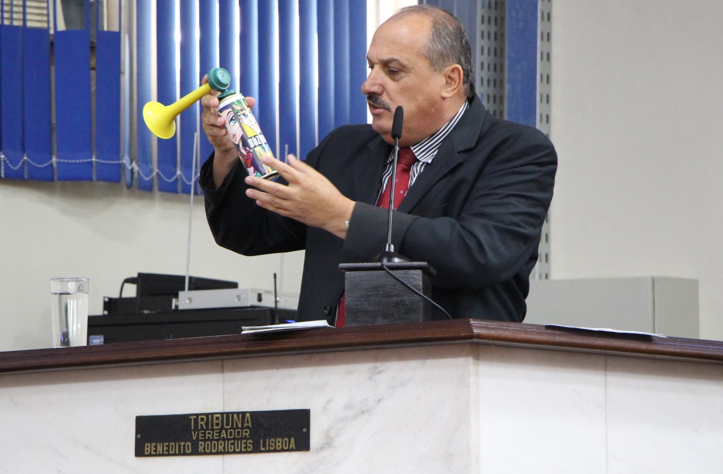 Valdomiro sanciona lei que proíbe venda e uso de buzina a gás