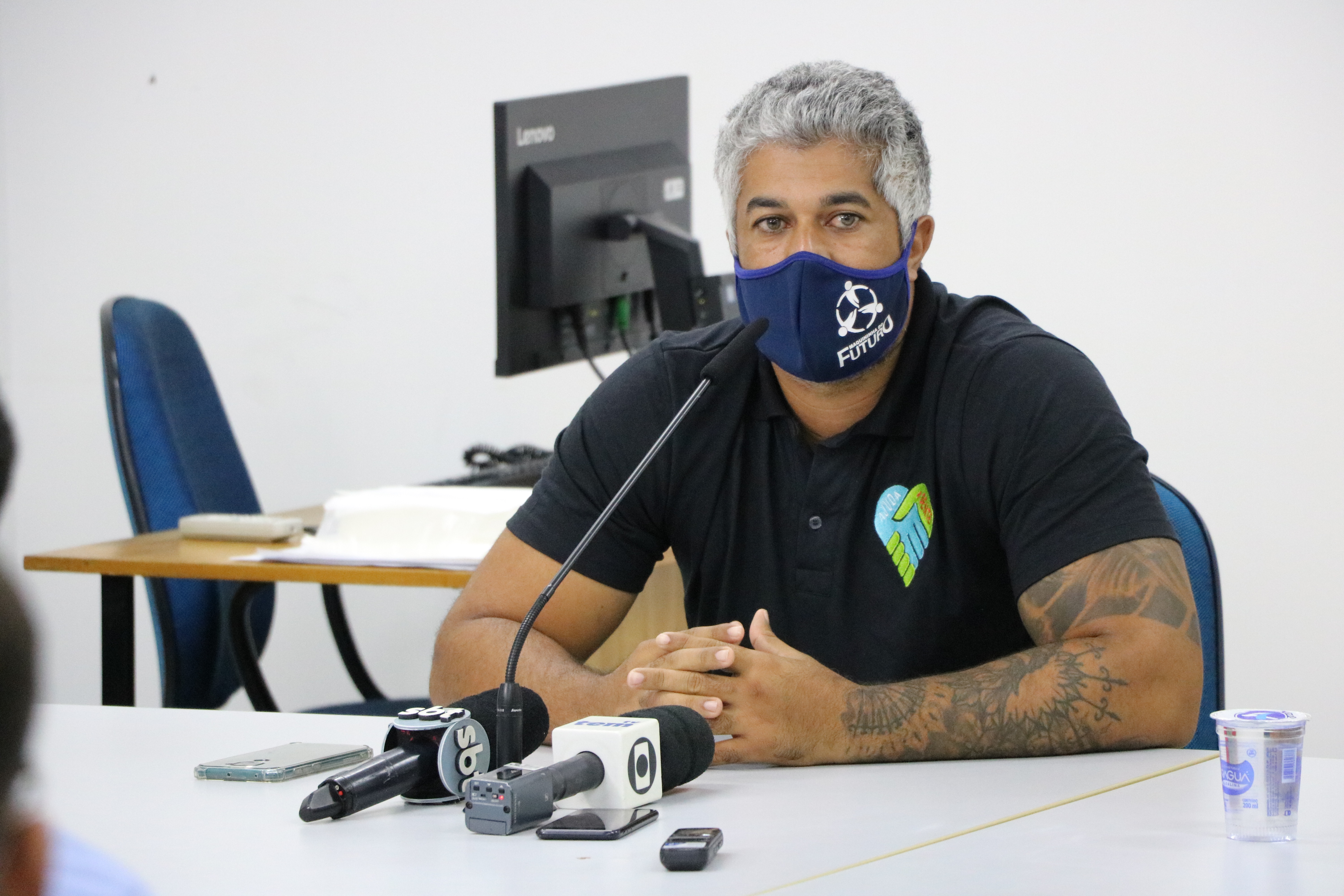 Vereador Bruno Moura concede entrevista coletiva na Câmara