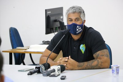 Vereador Bruno Moura concede entrevista coletiva na Câmara