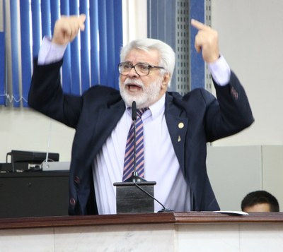 Vereador pede convocação de secretários para explicar serviço de tapa-buraco