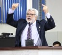 Vereador pede convocação de secretários para explicar serviço de tapa-buraco