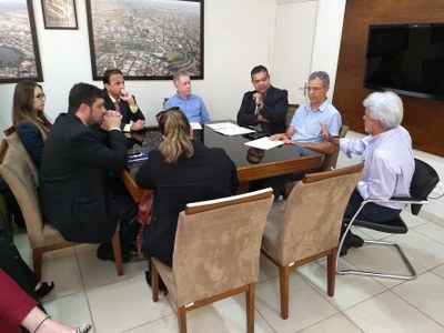 Vereador se reúne com secretário e cobra melhorias em pontos de ônibus