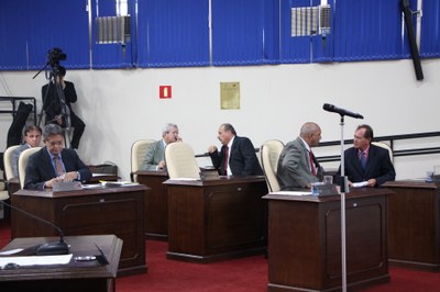 Vereadores adiam análise de oito projetos