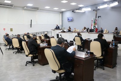 Vereadores analisam exigência de curso superior para assessores