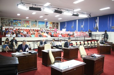 Vereadores aprovam passe livre de ônibus a estudantes carentes