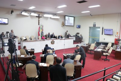Vereadores aprovam dois projetos e rejeitam dois vetos