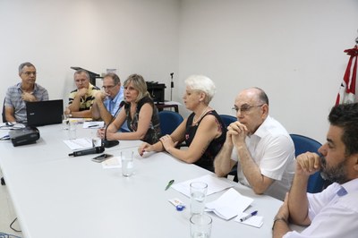 Vereadores e classe médica debatem acesso a tratamento contra o câncer