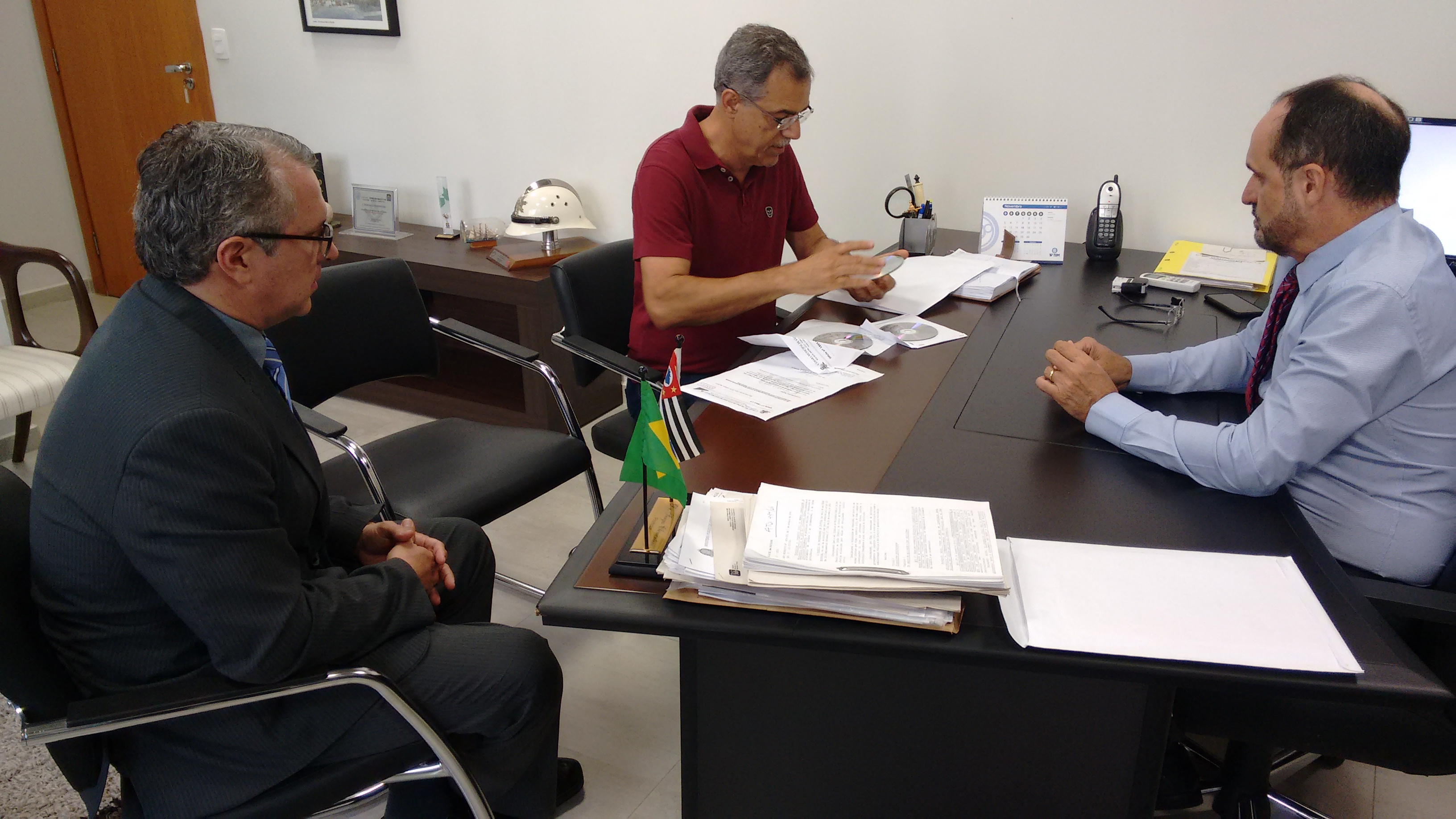 Vereadores entregam relatório da CEI do lixo ao Ministério Público