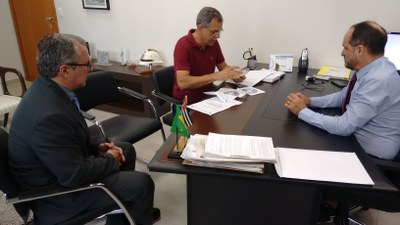 Vereadores entregam relatório da CEI do lixo ao Ministério Público