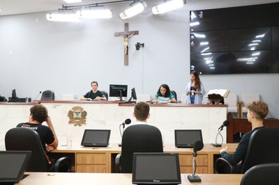 Vereadores jovens realizam sessão ordinária 