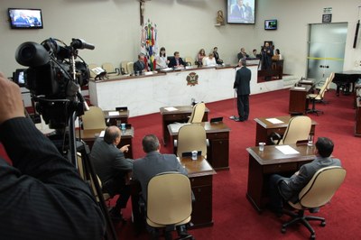 Vereadores liberam táxi em corredores de ônibus
