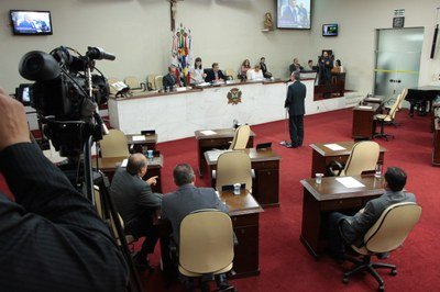 Vereadores liberam táxi em corredores de ônibus
