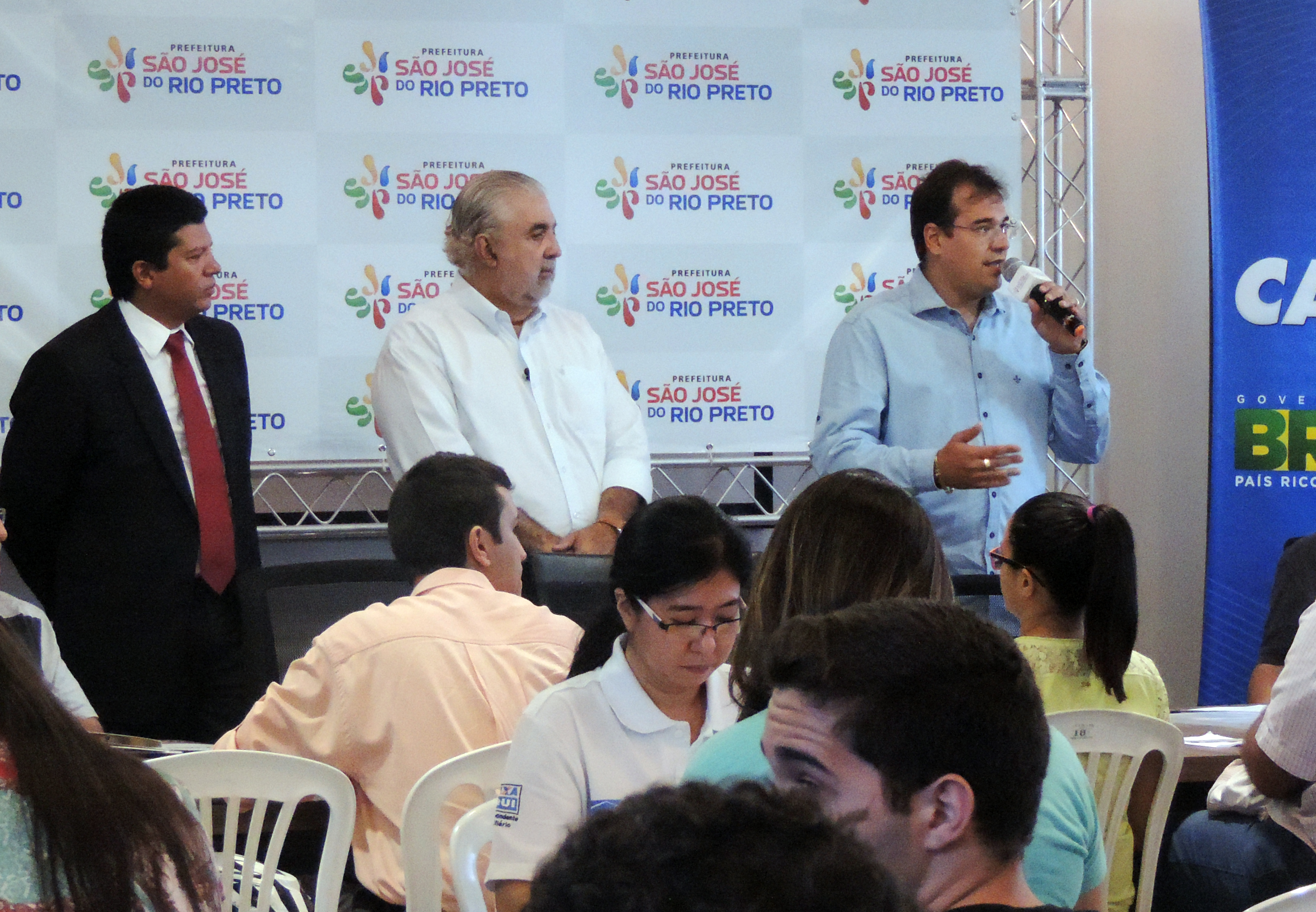 Vereadores participam de assinatura de contrato habitacional
