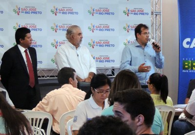 Vereadores participam de assinatura de contrato habitacional