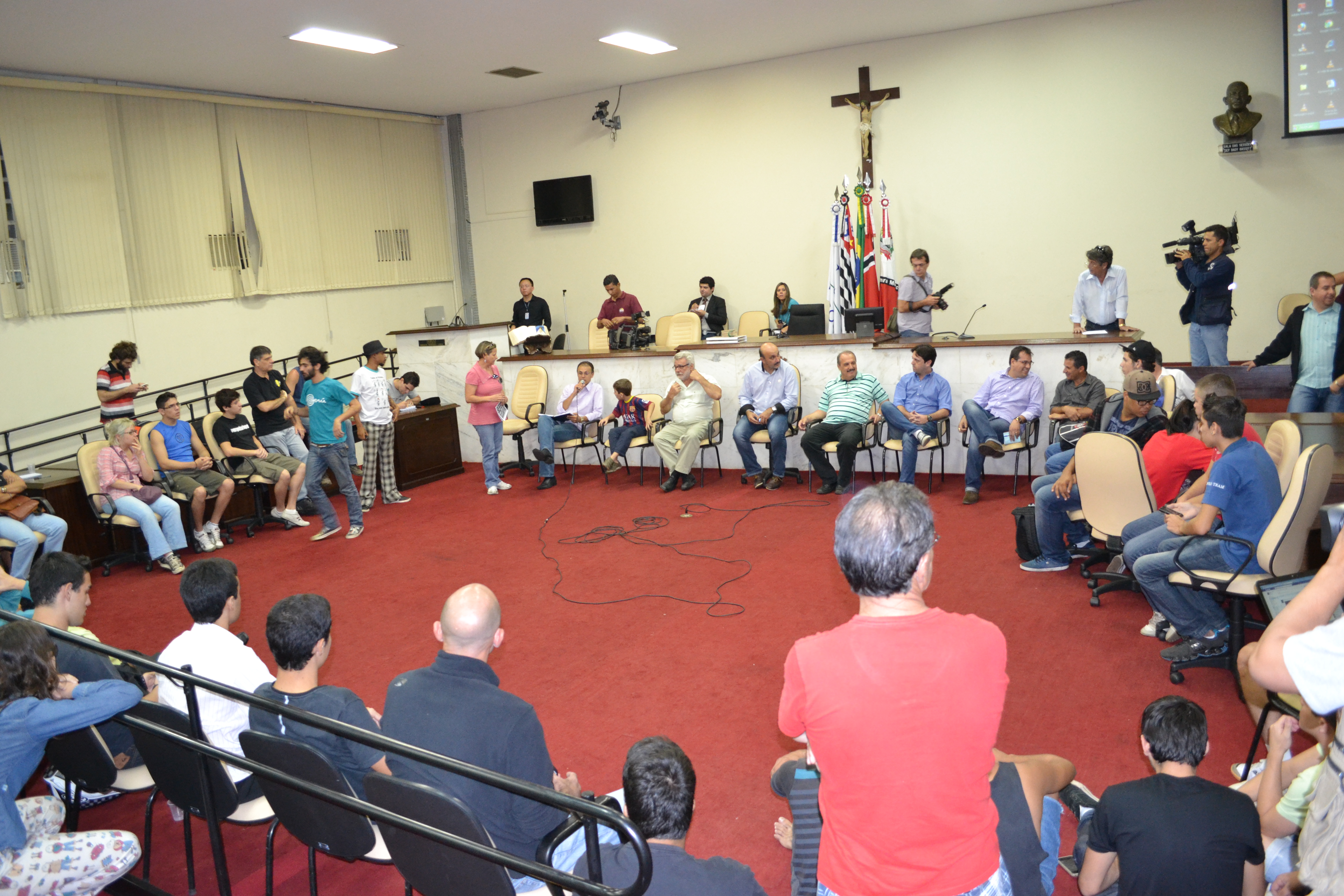 Vereadores participam de debate com manifestantes