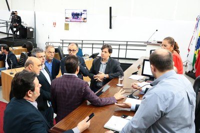 Vereadores rejeitam 40 vetos e aprovam dois projetos em sessões extraordinárias