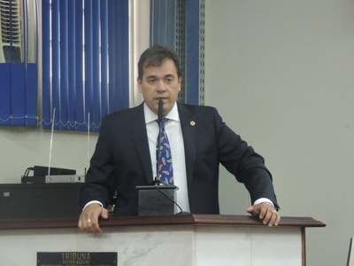 Vereadores rejeitam um projeto e adiam votação de outros três